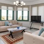 Fagias Luxury Apartment, By Zantewize Apartamento